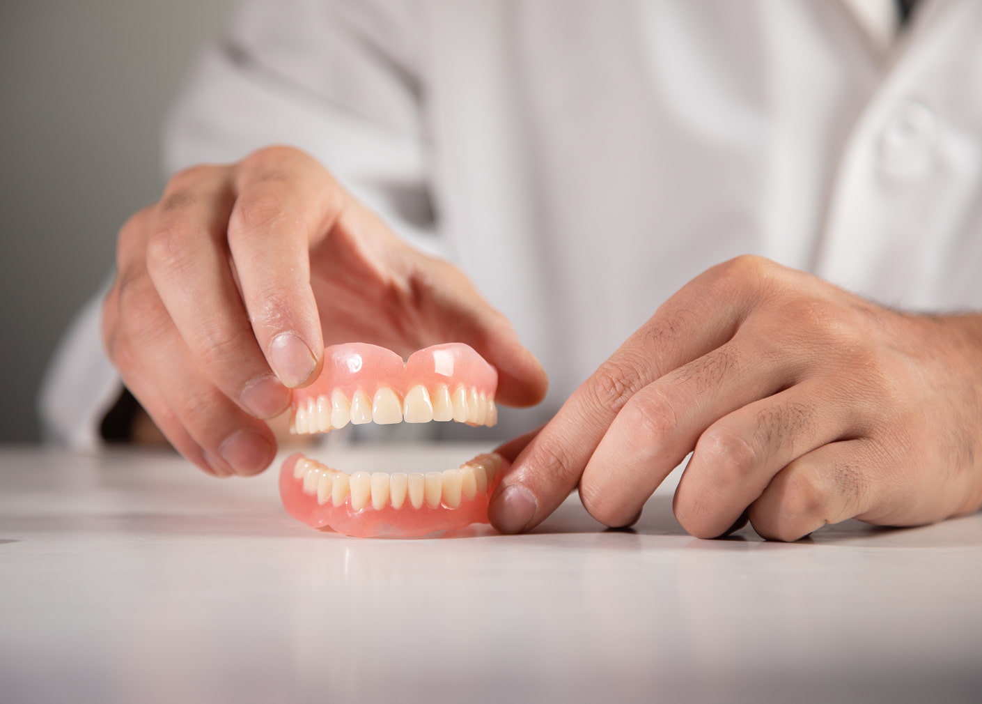 Full and partial dentures for personalized tooth restoration